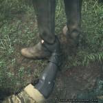 metal-gear-solid-snake-eater-pachislot-snake-grabs-leg-of-soldier