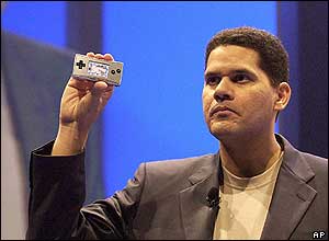 _41158587_gameboy_microheldup220ap.jpg