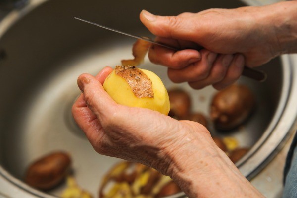 peeling_potatoes_l1.jpg