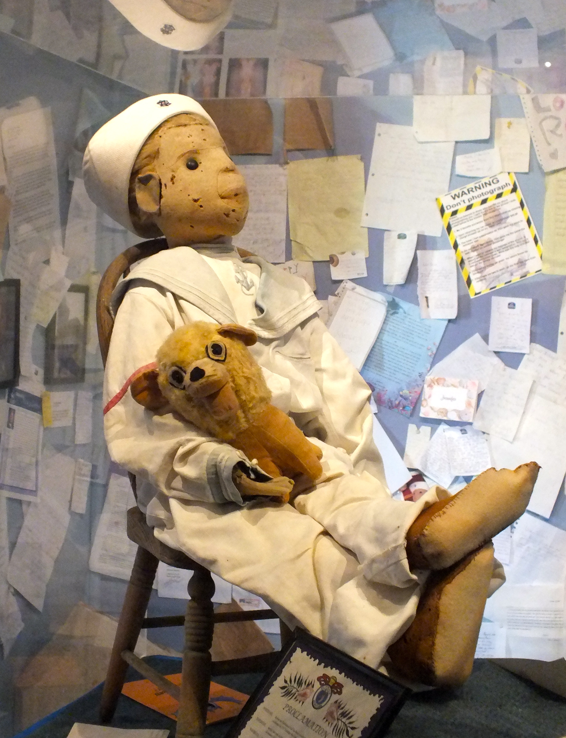 Robert_The_Doll_%285999680656%29.jpg