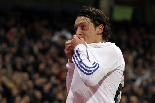 mo-kissing-escudo.jpg