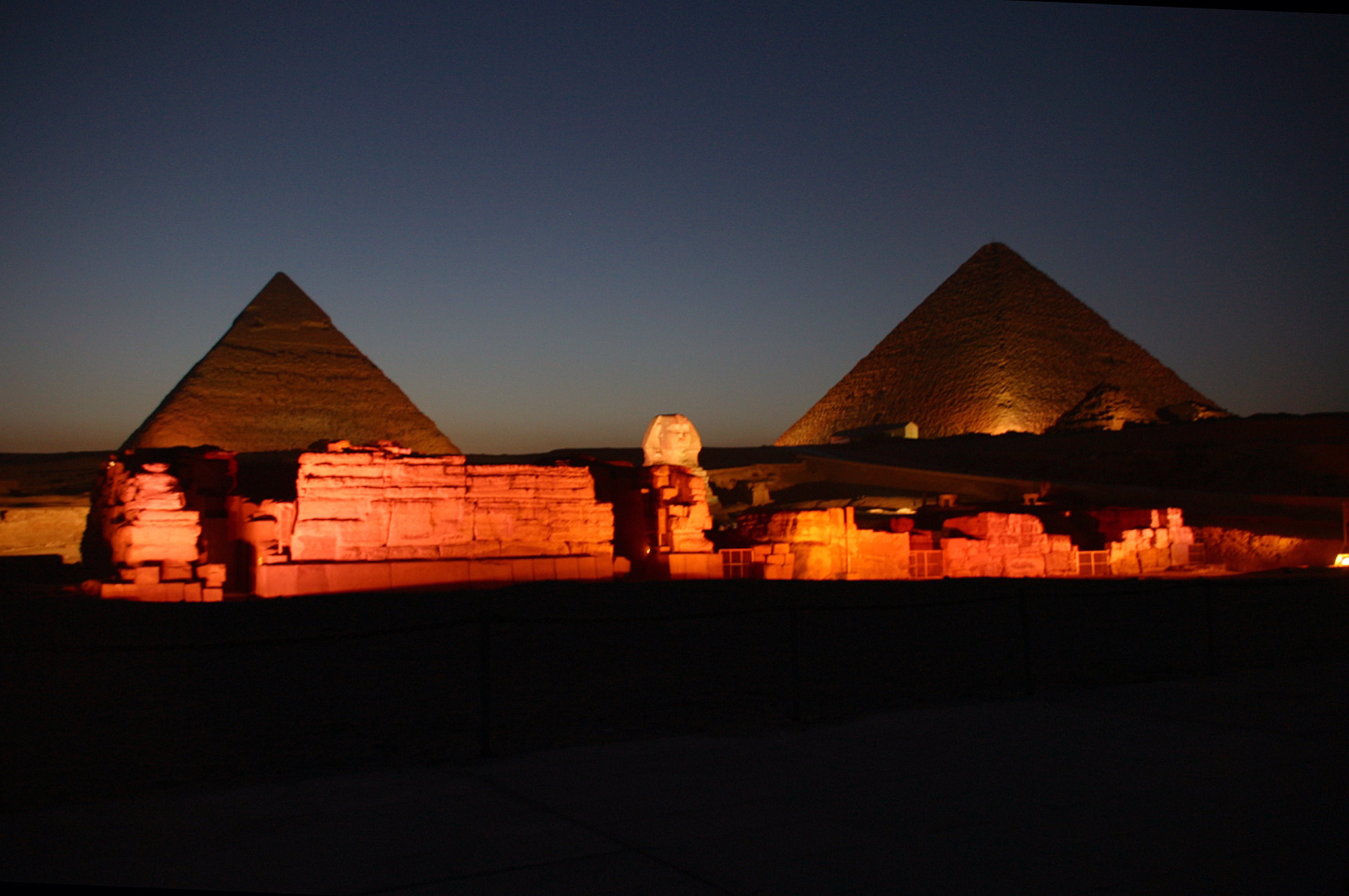 PyramidsofGiza_at_night.jpg