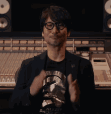 hideo-kojima-hideo-clapping.gif
