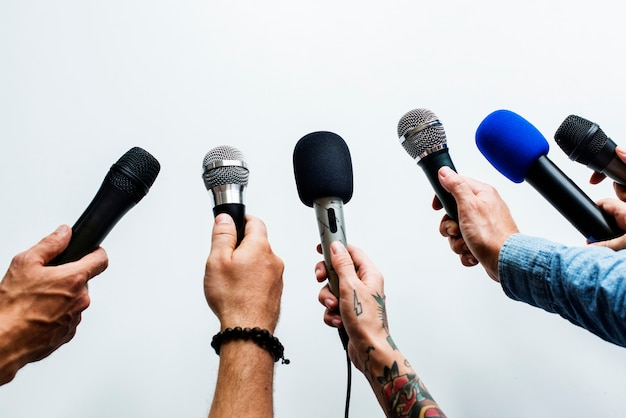 hands-holding-microphone-point-same-direction_53876-87682.jpg