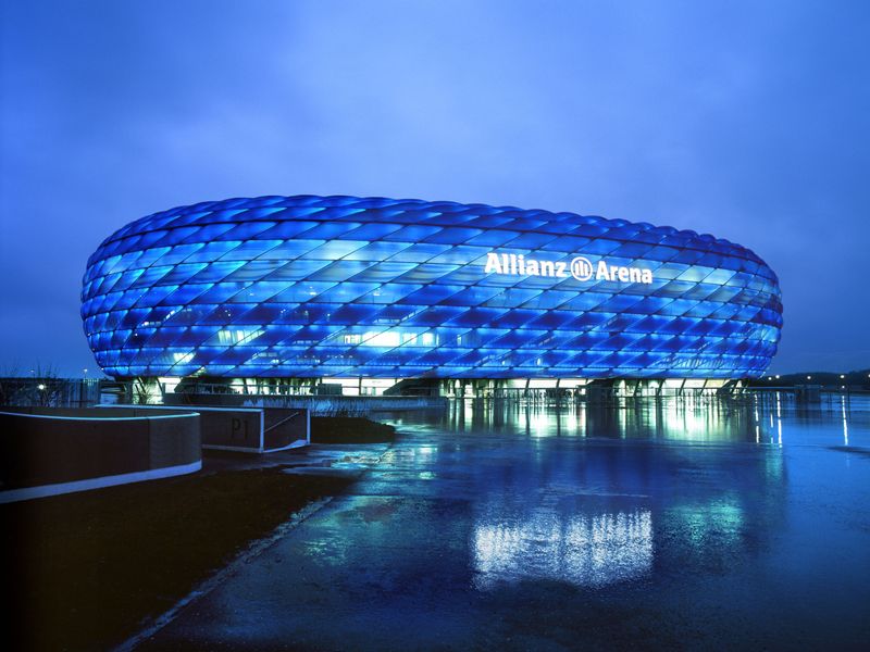 Allianz-Arena--Chelsea-Colours-1-_2755136.jpg