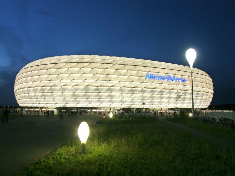 Allianz-Arena--White-Lightning--Real-Madrid_2755113.jpg