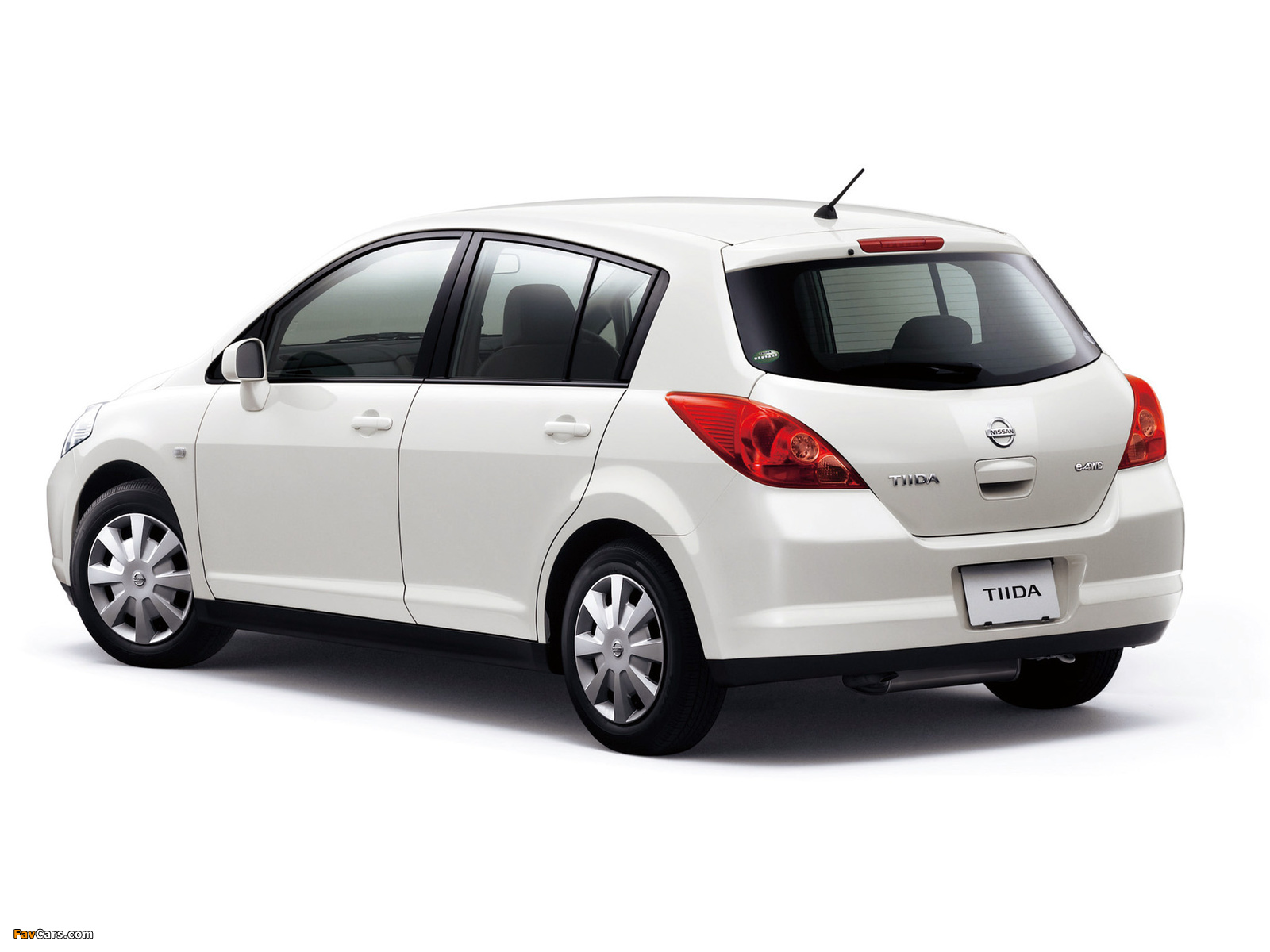 wallpapers_nissan_tiida_2004_1.jpg