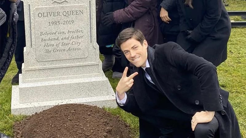 grant-gustin-next-to-oliver-queens-grave.jpg