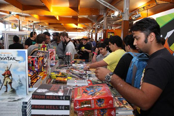 الكثير من الكتب و المقتنيات التذكارية تم شرائها من قبل الحضور