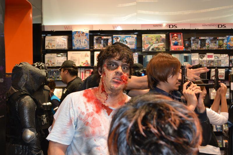 مخلوقات الزومبي أرعبت الحضور داخل متجر Geekay Games
