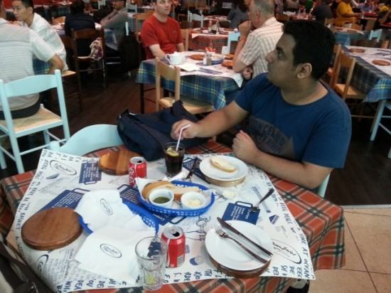 بينما محمد وعمر بفطور مختلف تماما بينما محمد وعمر بفطور مختلف تماما