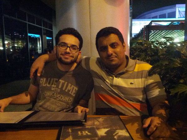 أنا و ماجد في عشاء مع نواف و صديقه و يبدو علينا التعب الشديد